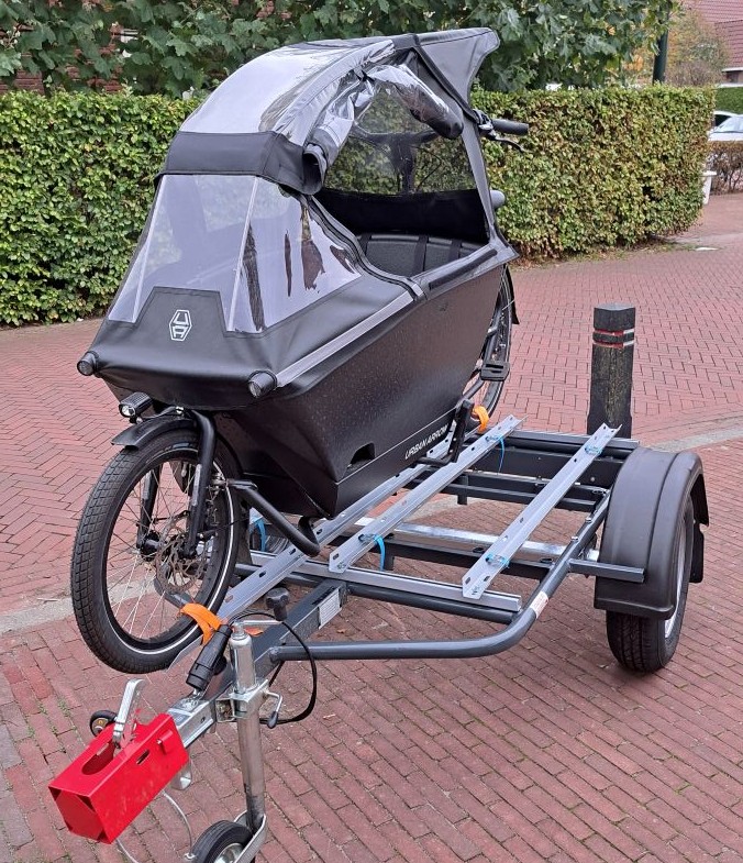 Bakfietsaanhanger met Urban Arrow bakfiets op vakantie