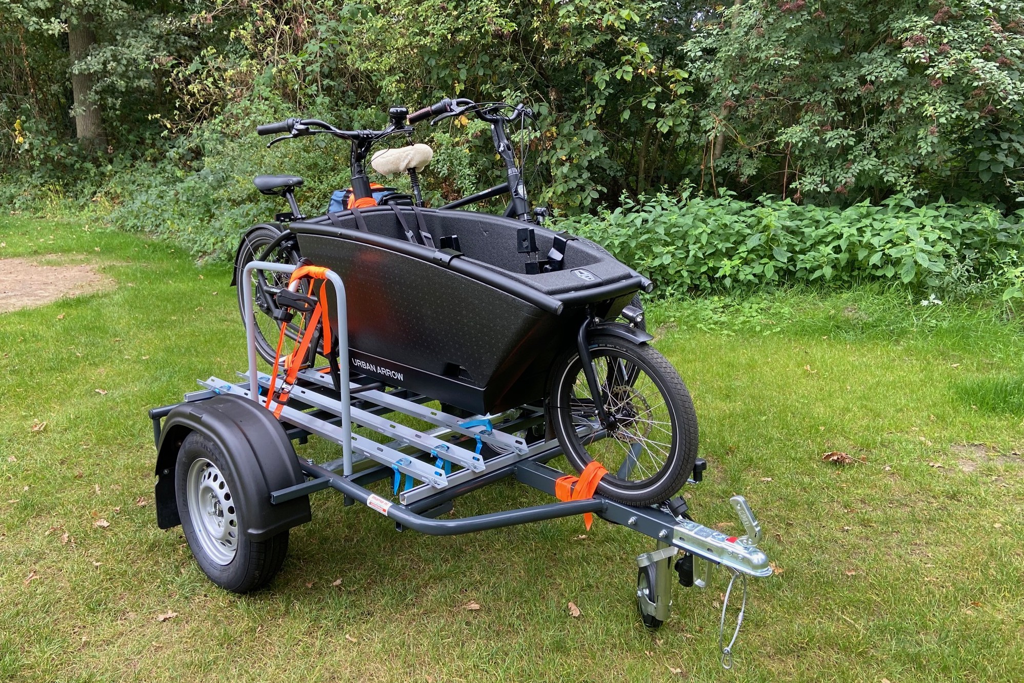 Bakfietsaanhanger met Urban Arrow bakfiets en fiets