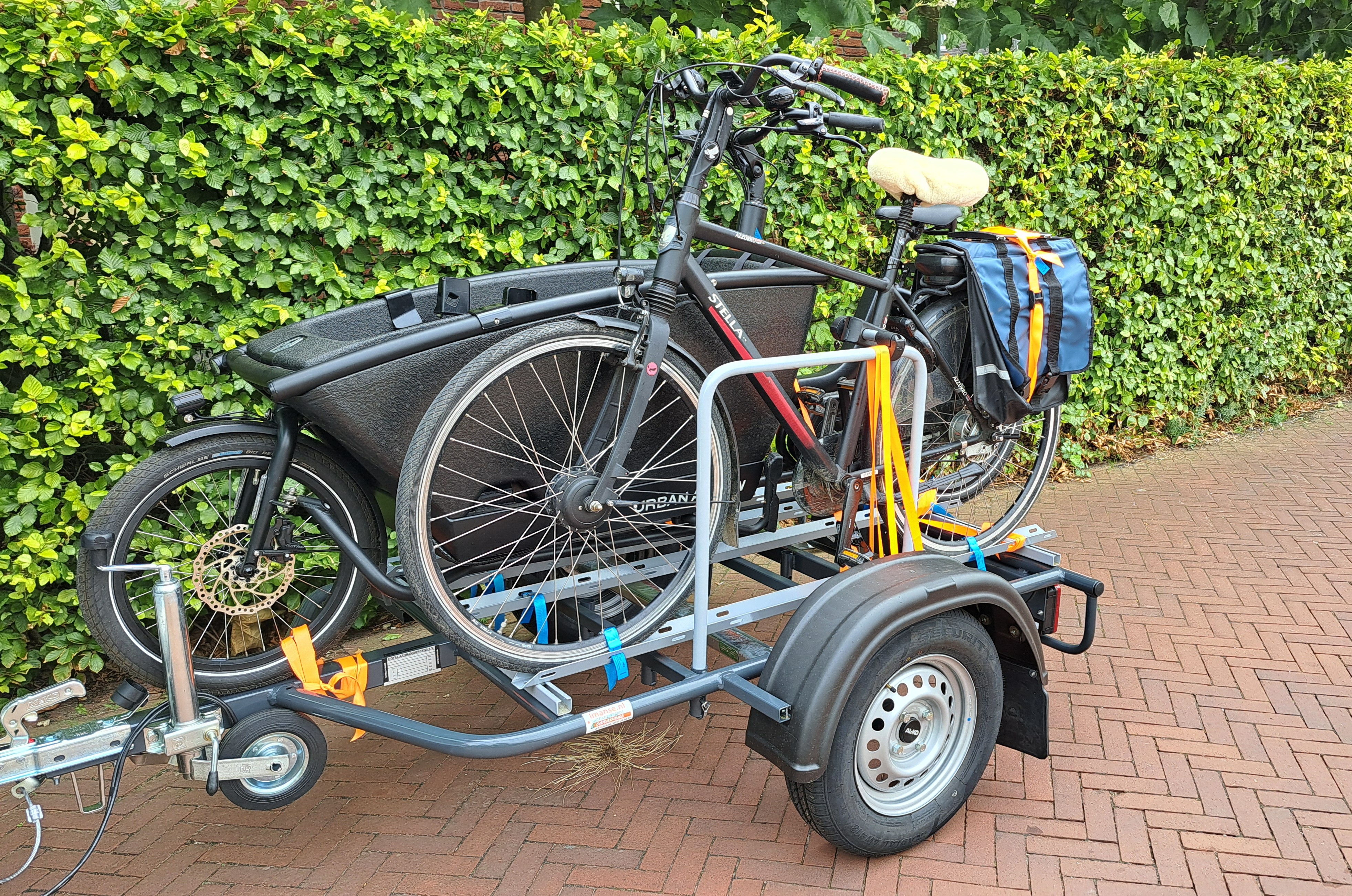 Bakfietsaanhanger met Urban Arrow bakfiets en fiets op vakantie